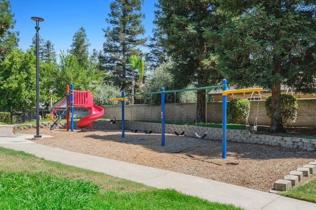10781 N Windham Bay Circle, Fresno, CA 93730