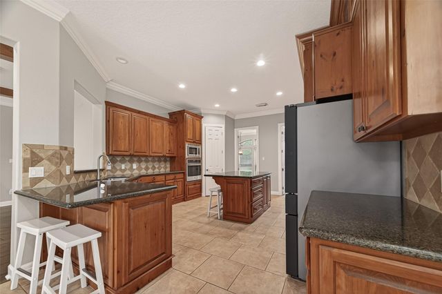 51 English Oak Court, Lake Jackson, TX 77566