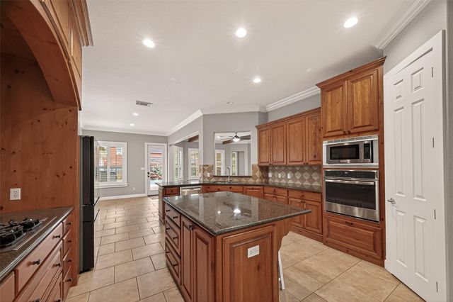 51 English Oak Court, Lake Jackson, TX 77566