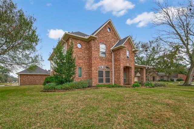 51 English Oak Court, Lake Jackson, TX 77566