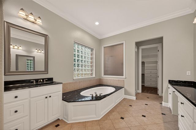 51 English Oak Court, Lake Jackson, TX 77566