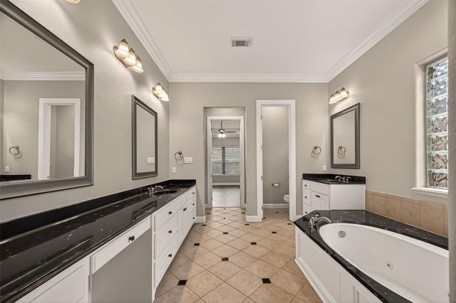 51 English Oak Court, Lake Jackson, TX 77566