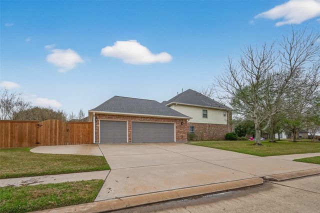 51 English Oak Court, Lake Jackson, TX 77566
