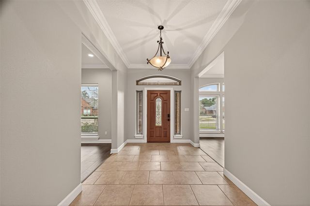 51 English Oak Court, Lake Jackson, TX 77566