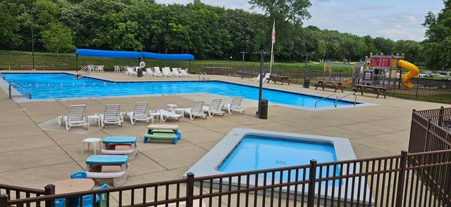 13 Saint Thomas Colony 2, Fox Lake, IL 60020