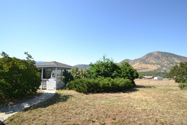 7221 Lupine Drive, Sanger, CA 93657