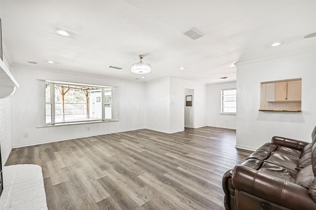 212 E Castle Harbour, Friendswood, TX 77546