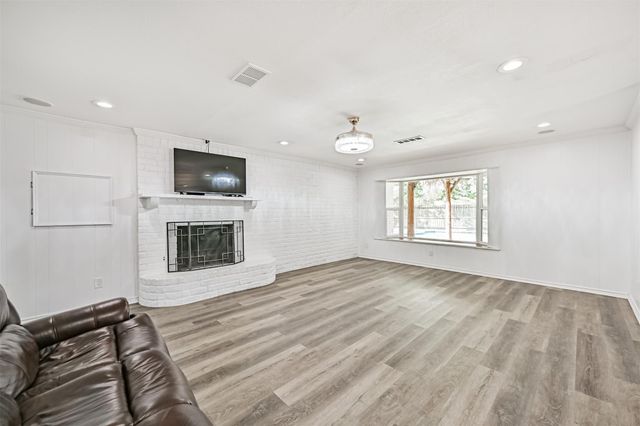 212 E Castle Harbour, Friendswood, TX 77546