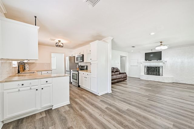 212 E Castle Harbour, Friendswood, TX 77546