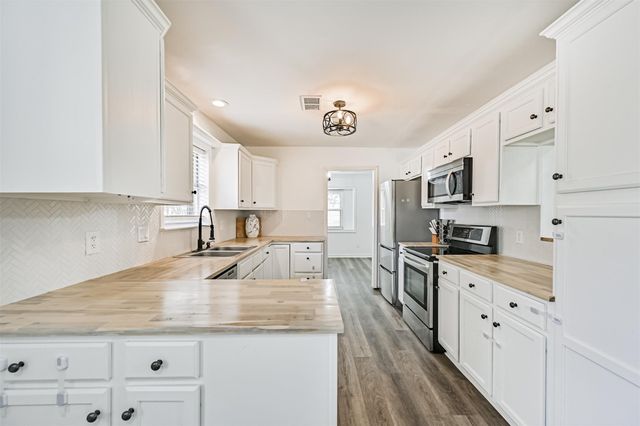 212 E Castle Harbour, Friendswood, TX 77546