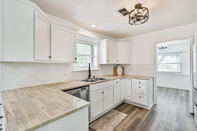 212 E Castle Harbour, Friendswood, TX 77546