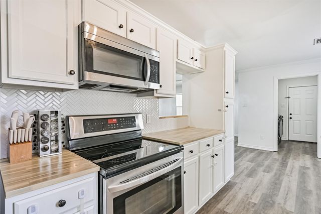 212 E Castle Harbour, Friendswood, TX 77546