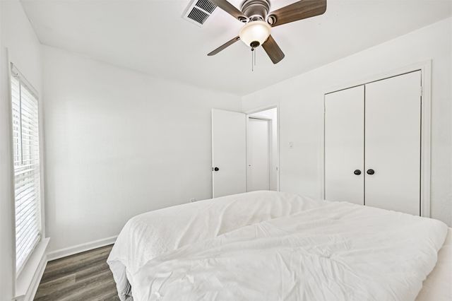 212 E Castle Harbour, Friendswood, TX 77546