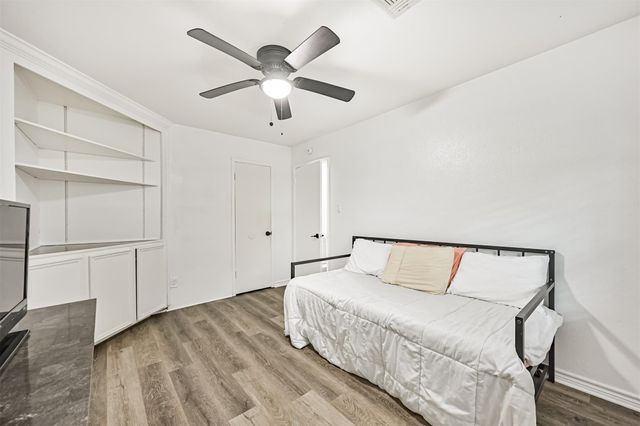 212 E Castle Harbour, Friendswood, TX 77546