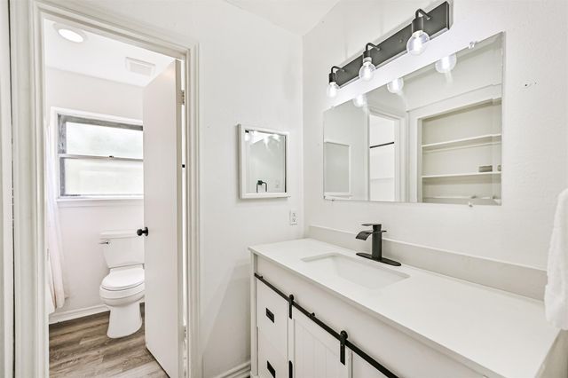 212 E Castle Harbour, Friendswood, TX 77546