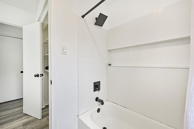 212 E Castle Harbour, Friendswood, TX 77546