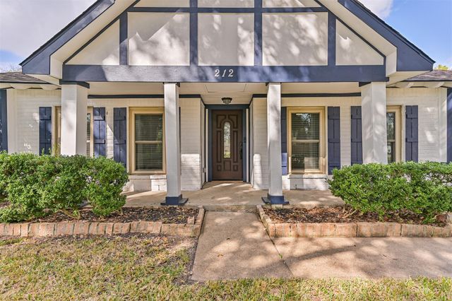 212 E Castle Harbour, Friendswood, TX 77546