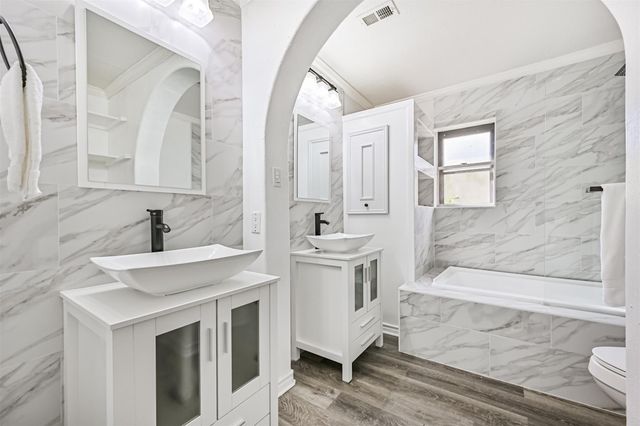 212 E Castle Harbour, Friendswood, TX 77546