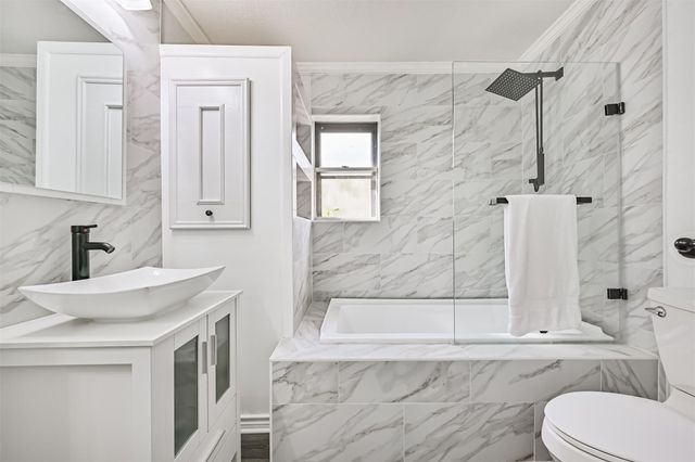 212 E Castle Harbour, Friendswood, TX 77546