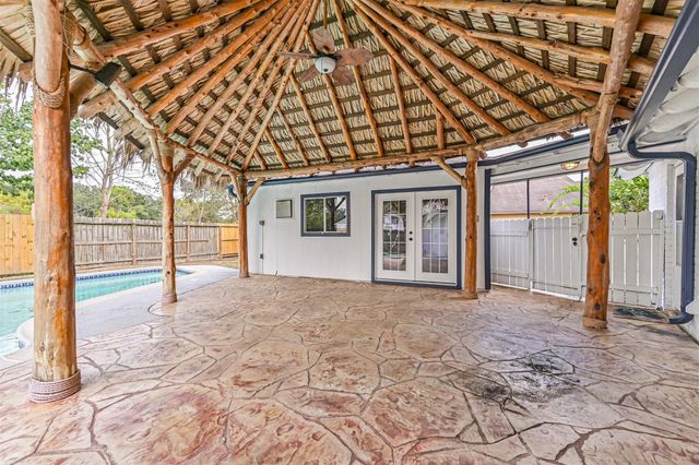 212 E Castle Harbour, Friendswood, TX 77546