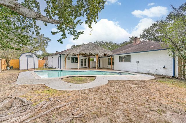 212 E Castle Harbour, Friendswood, TX 77546