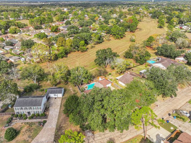 212 E Castle Harbour, Friendswood, TX 77546