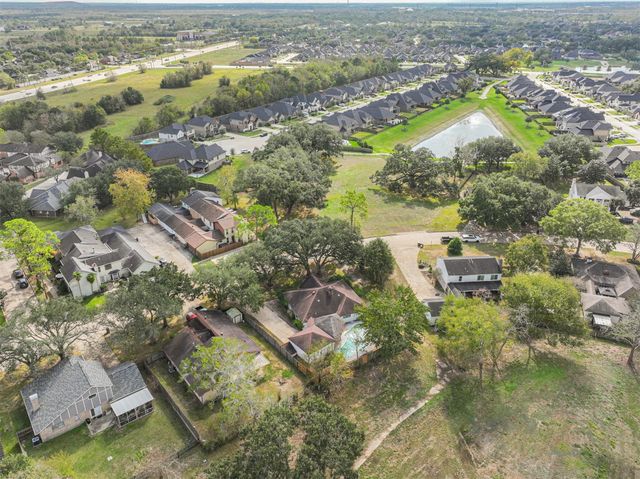 212 E Castle Harbour, Friendswood, TX 77546