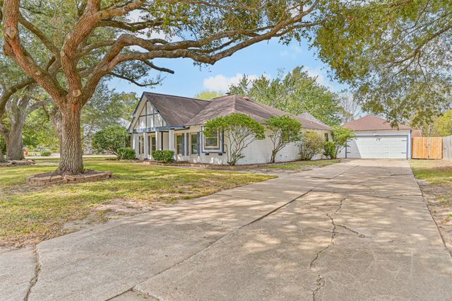 212 E Castle Harbour, Friendswood, TX 77546
