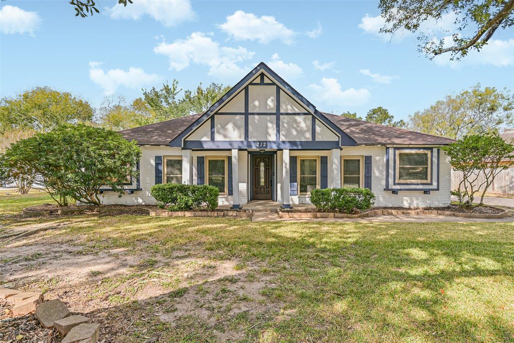 212 E Castle Harbour, Friendswood, TX 77546