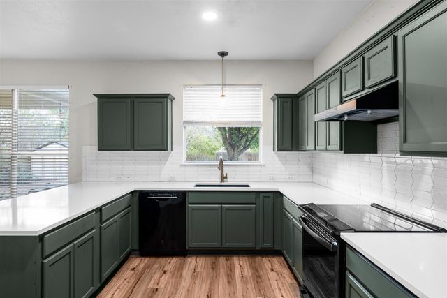 203 Hanstrom DR, Hutto, TX 78634