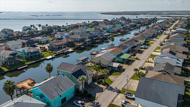 1095 Redfish Street, Bayou Vista, TX 77563