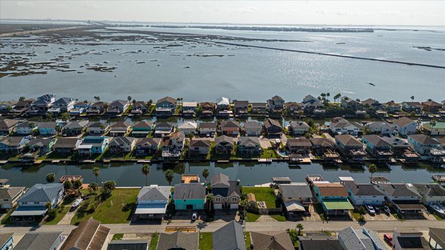 1095 Redfish Street, Bayou Vista, TX 77563