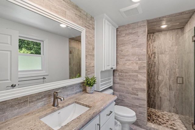 2447 PARKWOOD DRIVE, Green Bay, WI 54304
