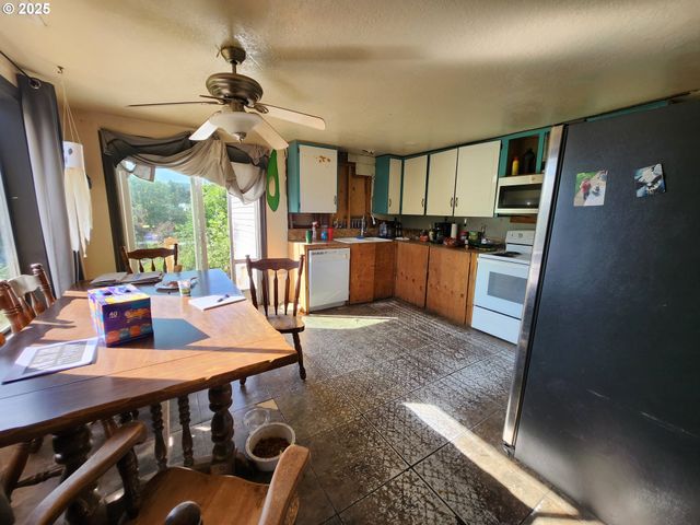 3660 CARNES Rd, Roseburg, OR 97471