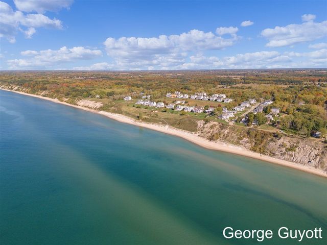 7146 Lakeview Avenue, South Haven, MI 49090