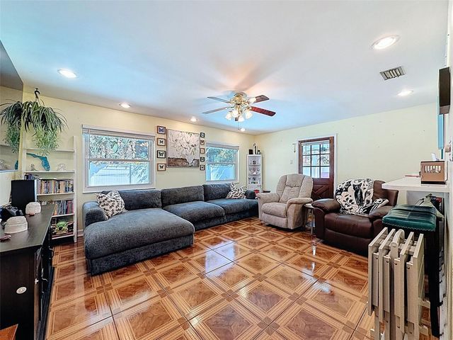 3213 56TH WAY N, St Petersburg, FL 33710