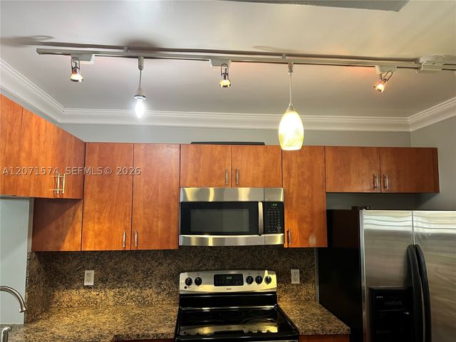 10005 Winding Lake Road 105, Sunrise, FL 33351