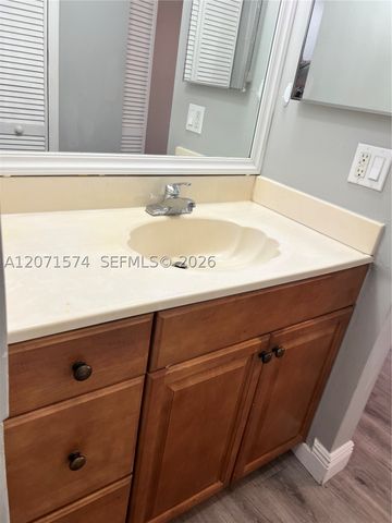 10005 Winding Lake Road 105, Sunrise, FL 33351