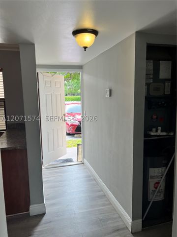 10005 Winding Lake Road 105, Sunrise, FL 33351