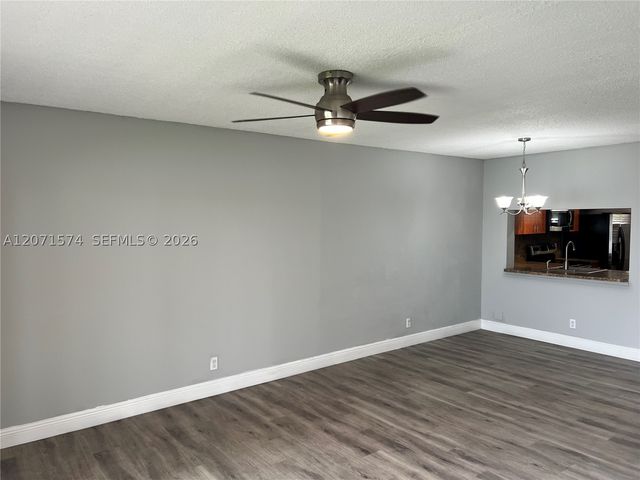 10005 Winding Lake Road 105, Sunrise, FL 33351