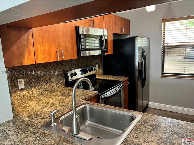10005 Winding Lake Road 105, Sunrise, FL 33351