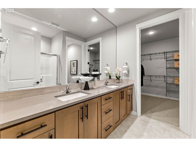 10571 Se HERITAGE Rd, Happy Valley, OR 97086