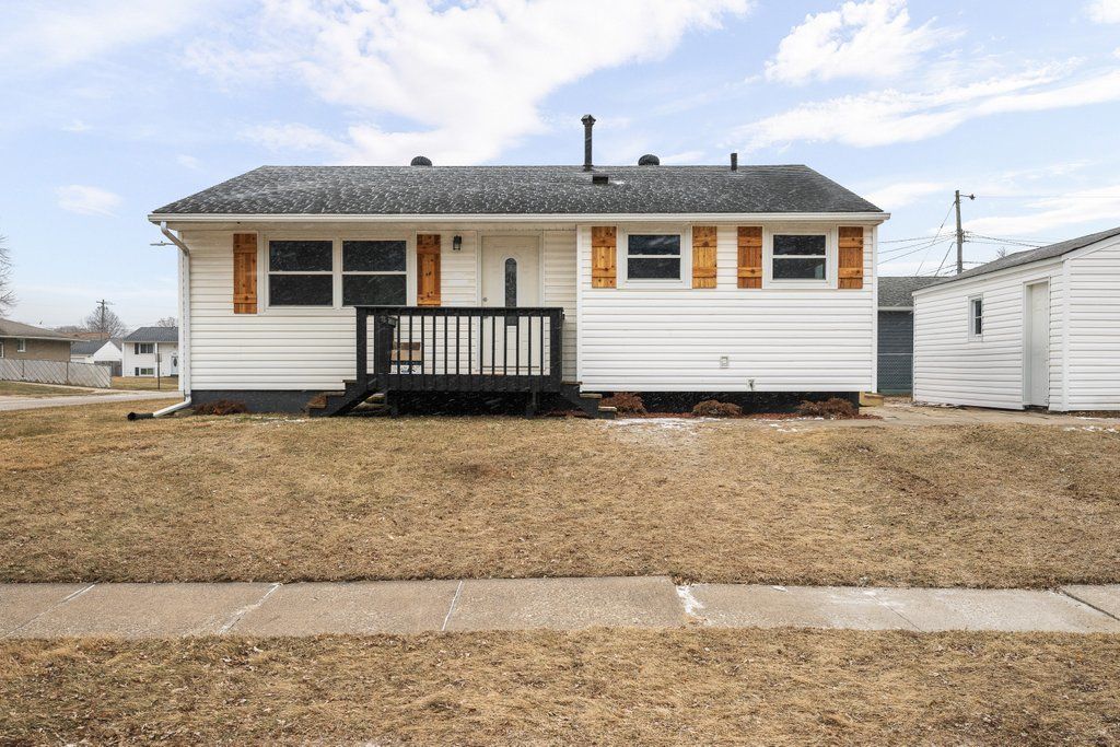 392 33rd Avenue Court, East Moline, IL 61244