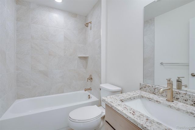 4876 Parkside Lane, Troy, MI 48085