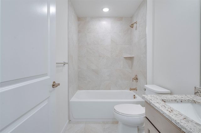 4876 Parkside Lane, Troy, MI 48085