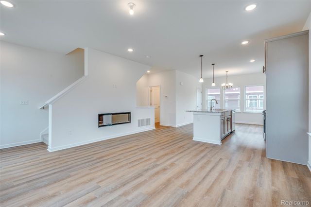4876 Parkside Lane, Troy, MI 48085