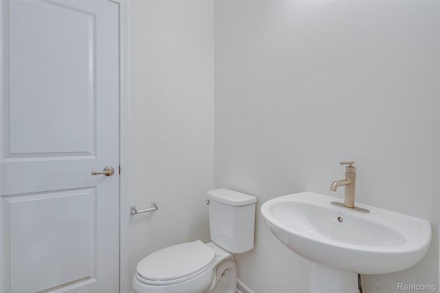 4876 Parkside Lane, Troy, MI 48085