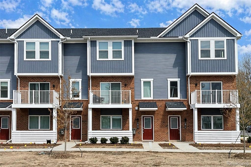 4876 Parkside Lane, Troy, MI 48085