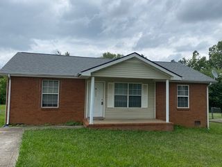 200 Hugh Hunter Rd, Oak Grove, KY 42262