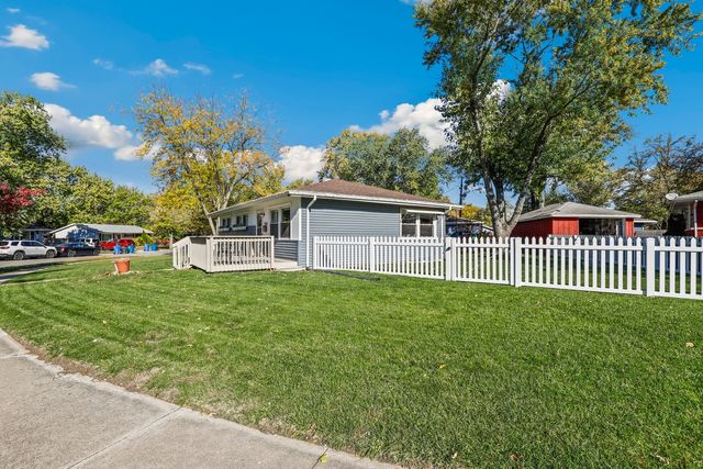 924 W Crestview Court, Crown Point, IN 46307